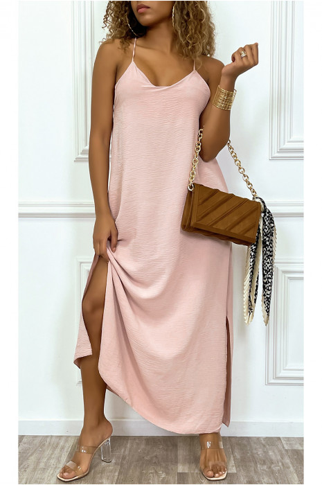 Longue robe rose à fines bretelles et fentes sur les cotés - 1