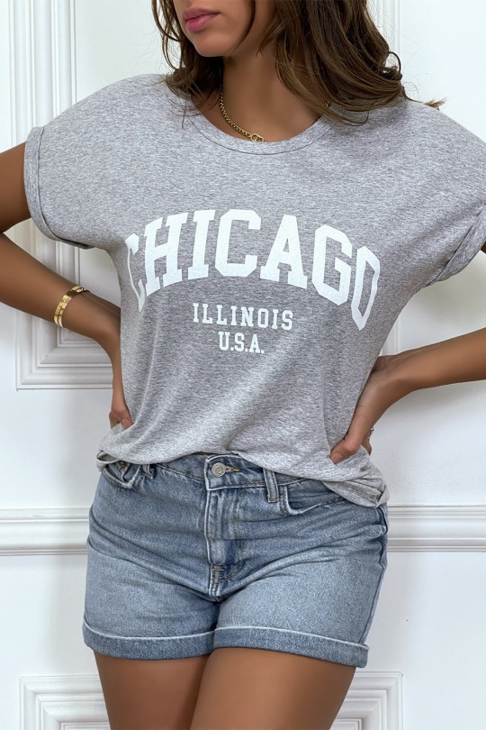 T-shirt Chicago en gris légèrement ample avec manches revers - 1