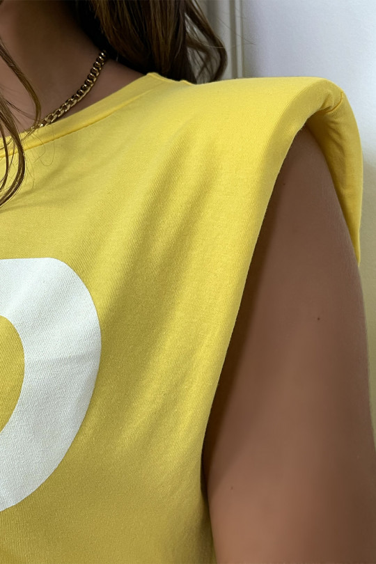 Oversized geel mouwloos T-shirt met schoudervullingen en "sup" -schrift - 3