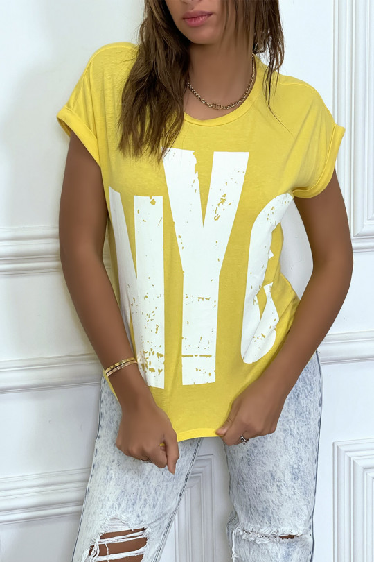 T-shirt jaune à manches retroussées et tag "NYC" - 1