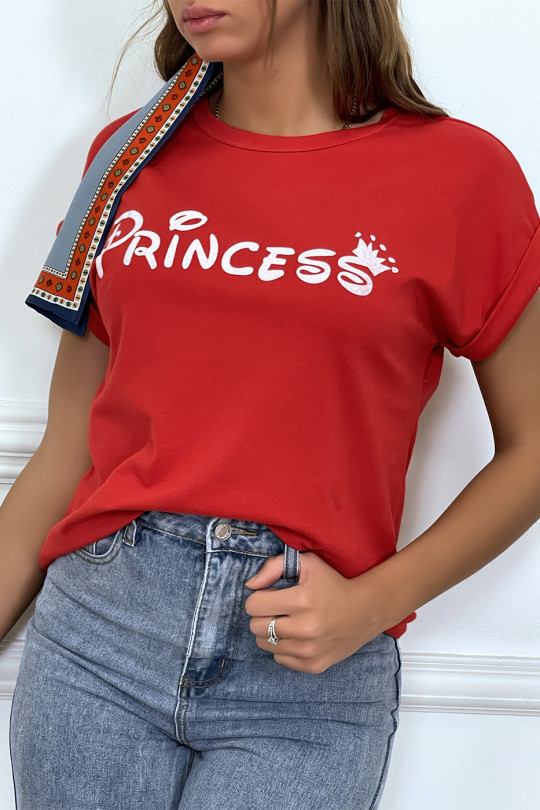 T-shirt rouge avec écriture "pincesse" et manches retroussées - 3