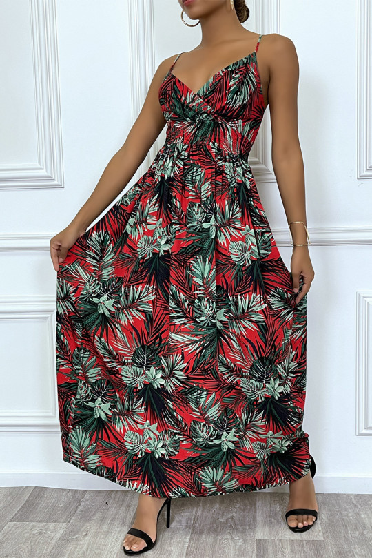 Longue robe d'été rouge à imprimé tropical et cintrée à la taille. - 2