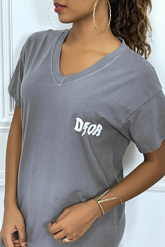 RoVR Very long anthracite V-neck t-shirt with luxury-inspired writing - 4