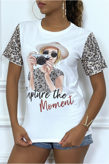 T-shirt blanc dessin photographe et manches strass léopard - 1