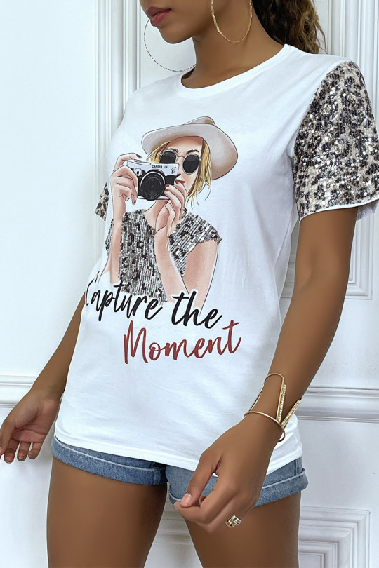 T-shirt blanc dessin photographe et manches strass léopard - 2