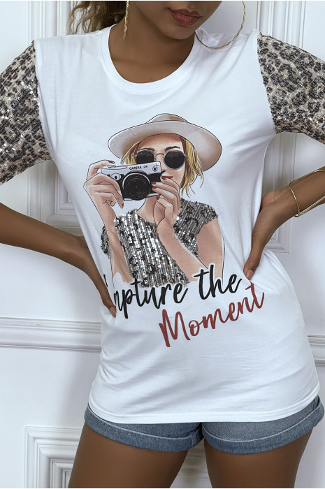 T-shirt blanc dessin photographe et manches strass léopard - 3