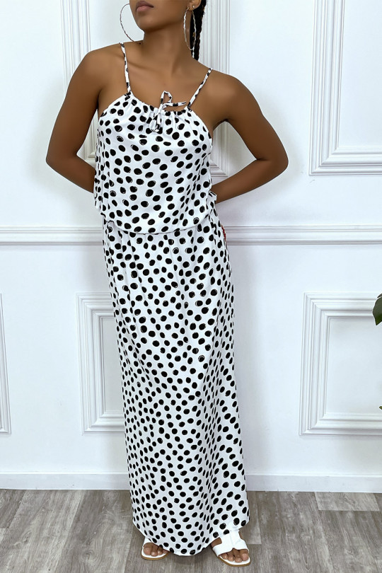 Witte lange jurk met kleine zwarte stippen hoge kraag en elastiek in de  taille