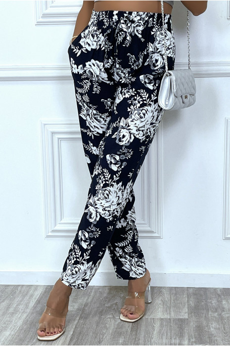 Pantalon fluide marine avec poches et joli motif fleuris très tendance - 1