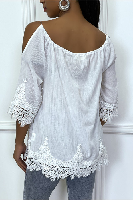 Top bohème blanc à épaules tombantes et détail ajouré - 2