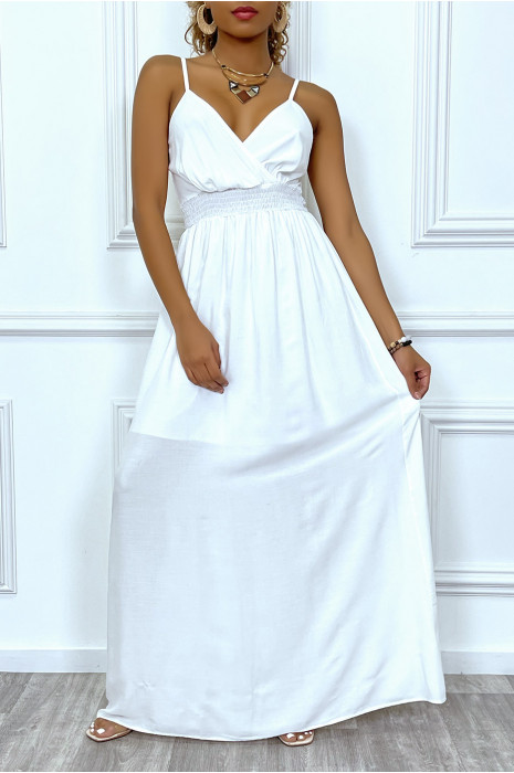 Robe longue blanche d?�collet?� cache-coeur et serr?�e ?� la taille