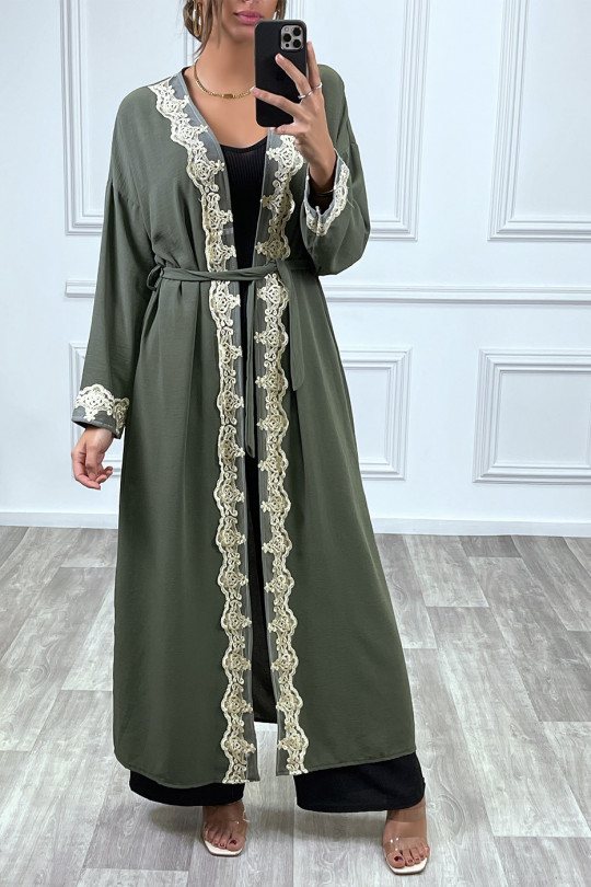 KiLKno long ceinturé style abaya kaki avec broderie doré - 2