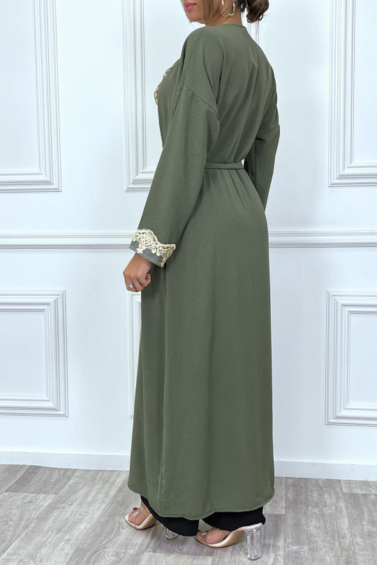 KiLKno long ceinturé style abaya kaki avec broderie doré - 3