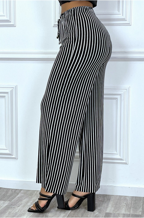 Pantalon palazzo noir ample et fluide à fines bandes blanches - 4