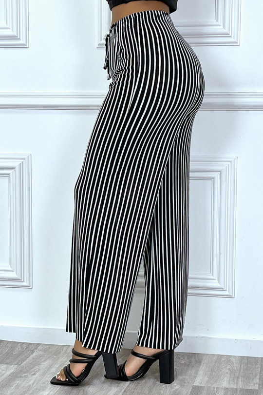 Pantalon palazzo noir ample et fluide à fines bandes blanches - 4
