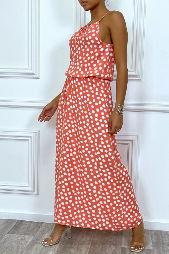 Lange koraalrode jurk met kleine witte stippen hoge kraag en elastiek in de taille - 2