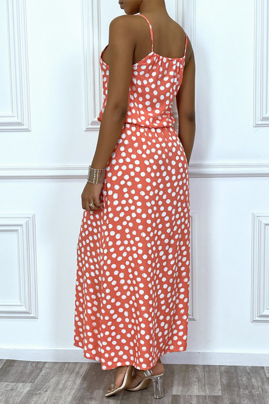 Lange koraalrode jurk met kleine witte stippen hoge kraag en elastiek in de taille - 4