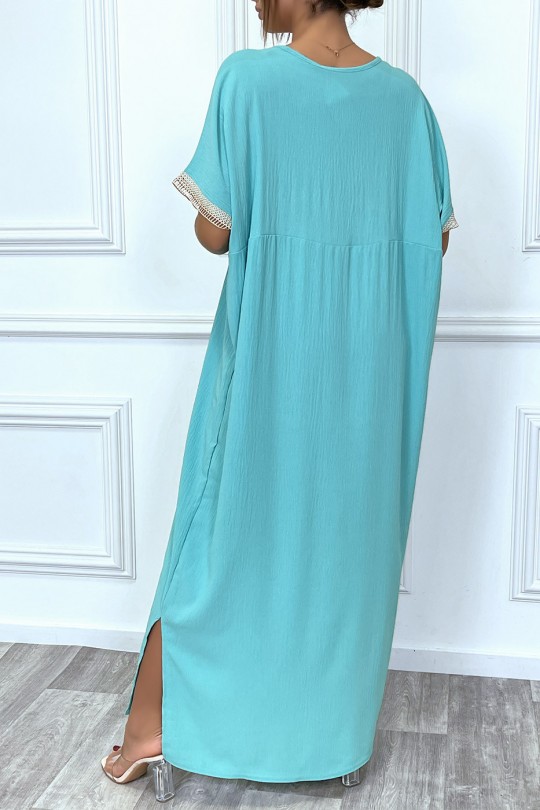 Robe longue turquoise, fluide avec détails en dentelle - 3