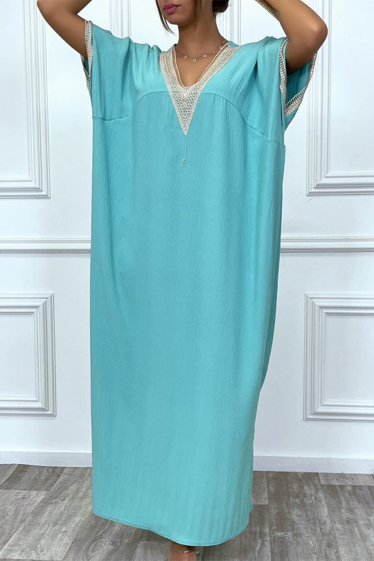 Robe longue turquoise, fluide avec détails en dentelle - 5