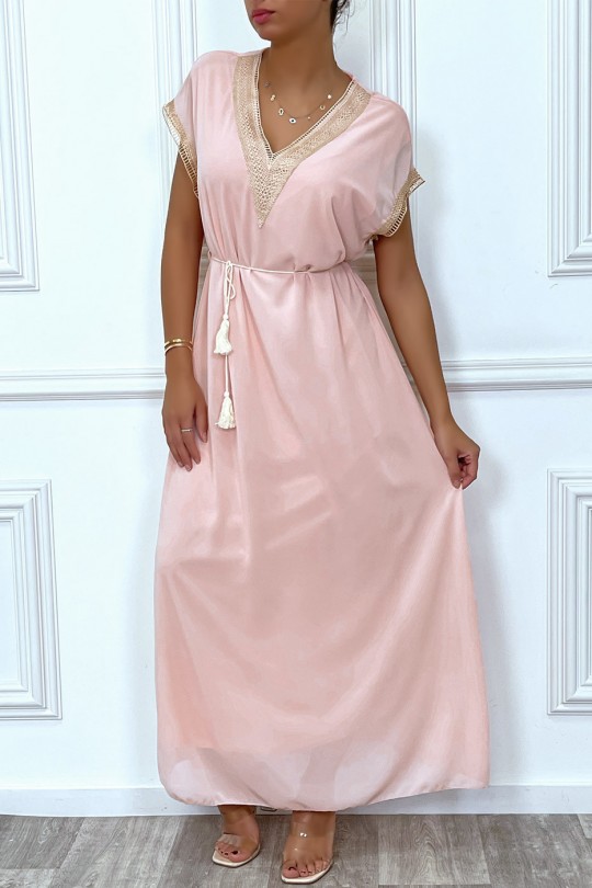 Long pink dress with embroidery and beige lace belt - 3