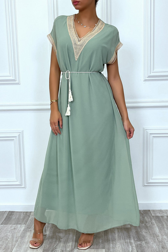 Lange zeegroene jurk met borduursels en beige kanten riem - 3