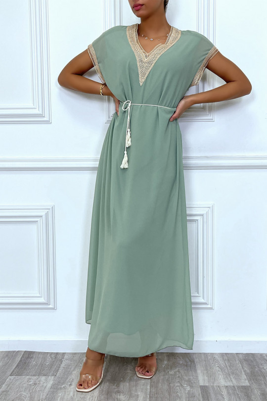 Lange zeegroene jurk met borduursels en beige kanten riem - 4
