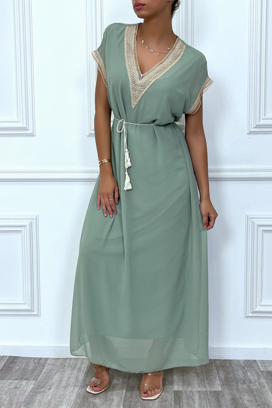 Lange zeegroene jurk met borduursels en beige kanten riem - 5
