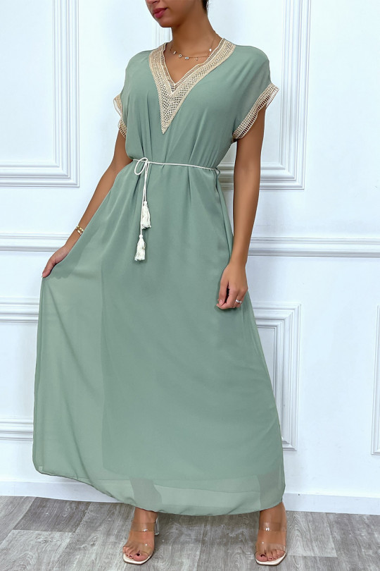 Lange zeegroene jurk met borduursels en beige kanten riem - 6