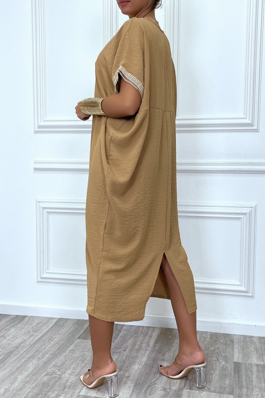 Longue robe tunique ample en camel avec dentelle au col et aux manches - 1