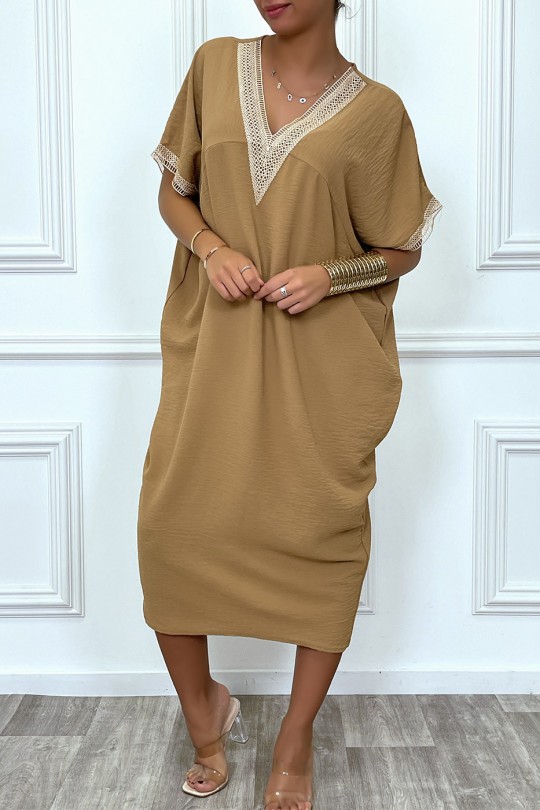 Longue robe tunique ample en camel avec dentelle au col et aux manches - 3