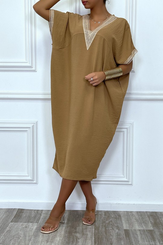 Longue robe tunique ample en camel avec dentelle au col et aux manches - 4