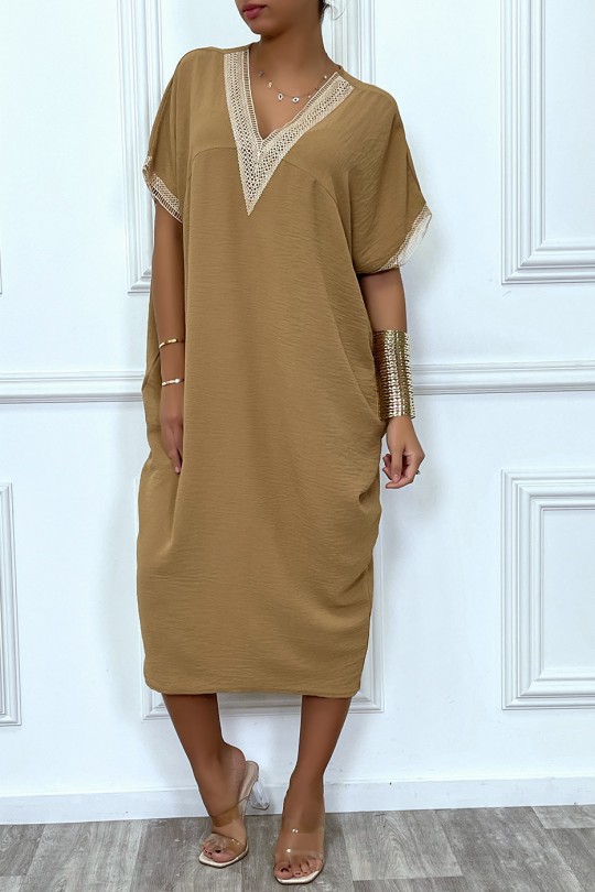 Longue robe tunique ample en camel avec dentelle au col et aux manches - 5