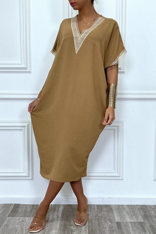 Longue robe tunique ample en camel avec dentelle au col et aux manches - 6