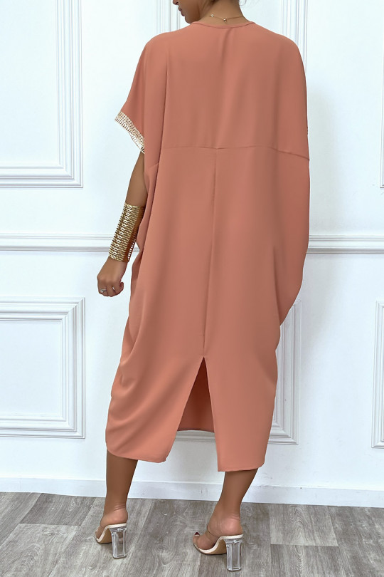 Longue robe tunique ample en rose avec dentelle au col et aux manches - 1