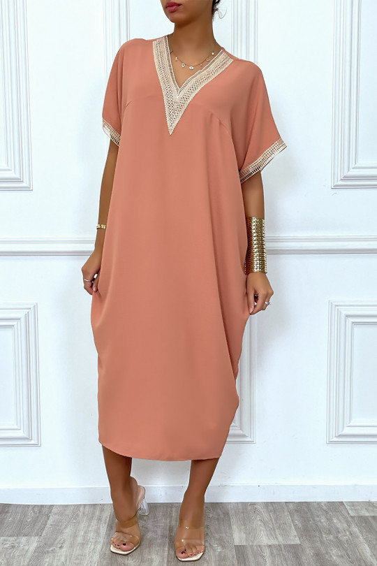 Longue robe tunique ample en rose avec dentelle au col et aux manches - 4
