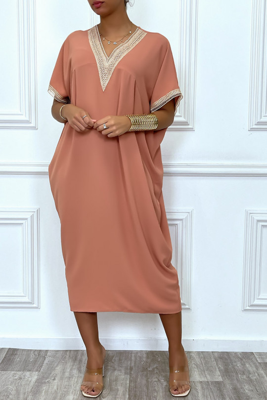 Longue robe tunique ample en rose avec dentelle au col et aux manches - 5