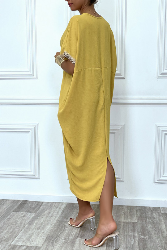 Longue robe tunique ample en moutarde avec dentelle au col et aux manches - 2