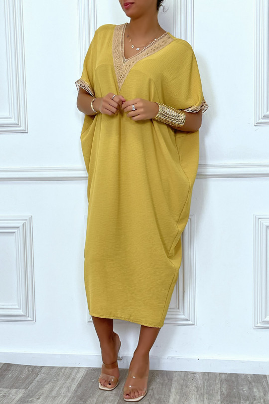 Longue robe tunique ample en moutarde avec dentelle au col et aux manches - 3