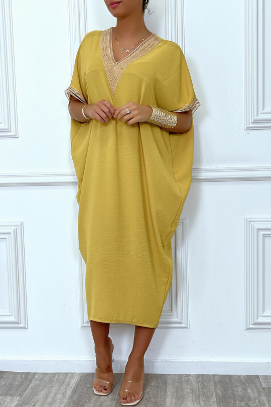 Longue robe tunique ample en moutarde avec dentelle au col et aux manches - 4