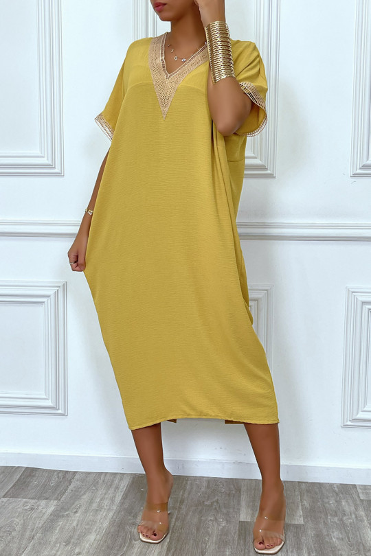 Longue robe tunique ample en moutarde avec dentelle au col et aux manches - 5