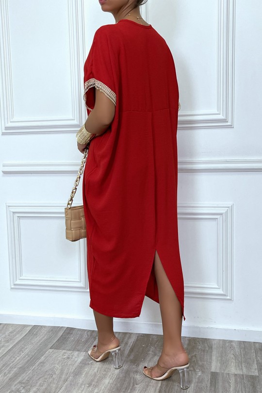 Longue robe tunique ample en rouge avec dentelle au col et aux manches - 1