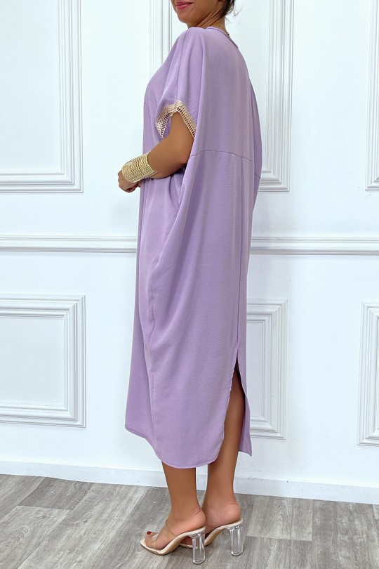 Longue robe tunique ample en lilas avec dentelle au col et aux manches - 1