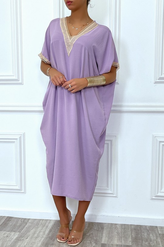 Longue robe tunique ample en lilas avec dentelle au col et aux manches - 2