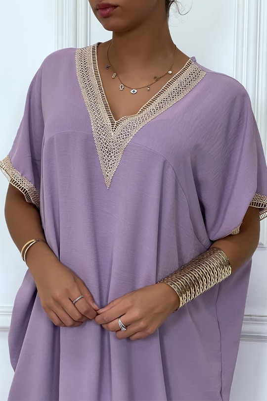 Longue robe tunique ample en lilas avec dentelle au col et aux manches - 3