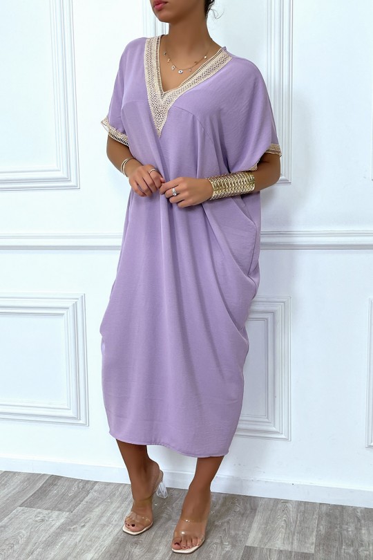 Longue robe tunique ample en lilas avec dentelle au col et aux manches - 4