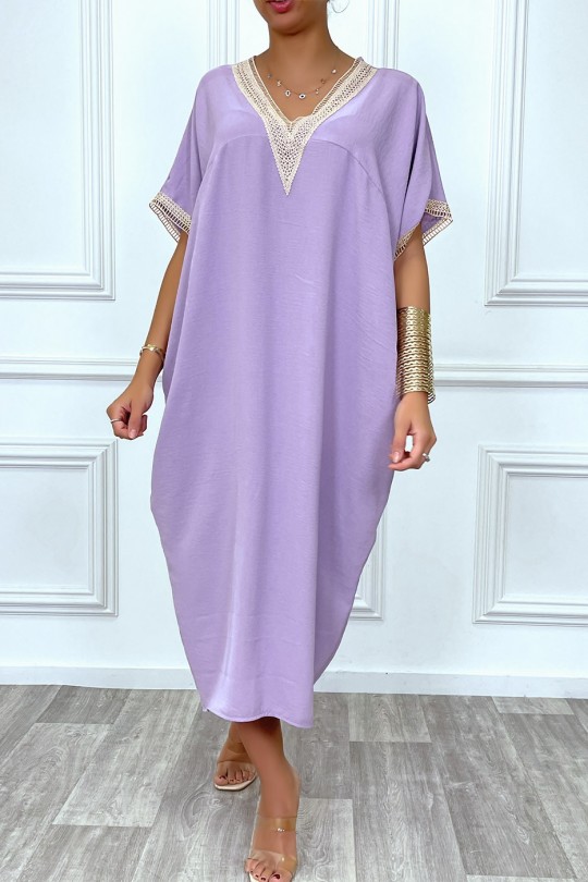 Longue robe tunique ample en lilas avec dentelle au col et aux manches - 5