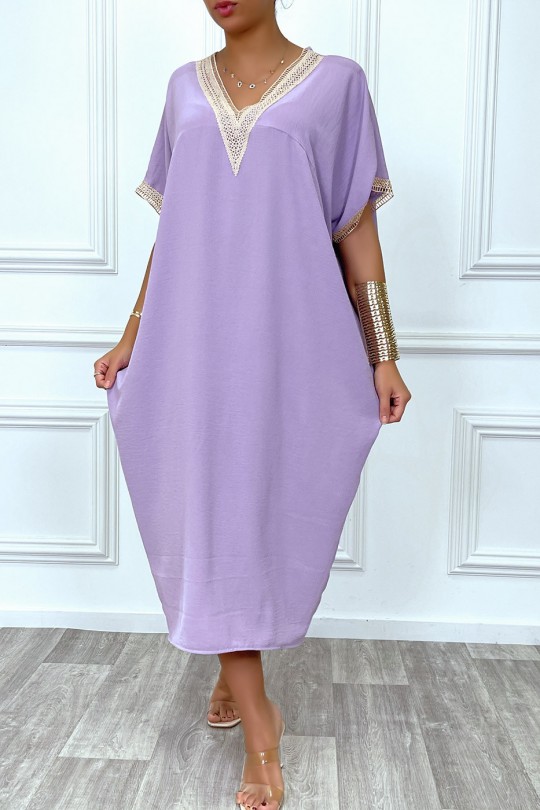 Longue robe tunique ample en lilas avec dentelle au col et aux manches - 6