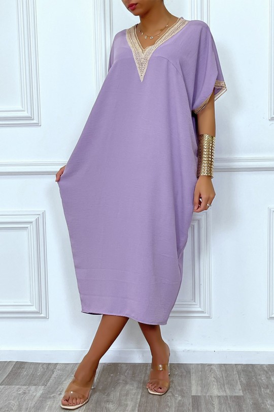Longue robe tunique ample en lilas avec dentelle au col et aux manches - 7