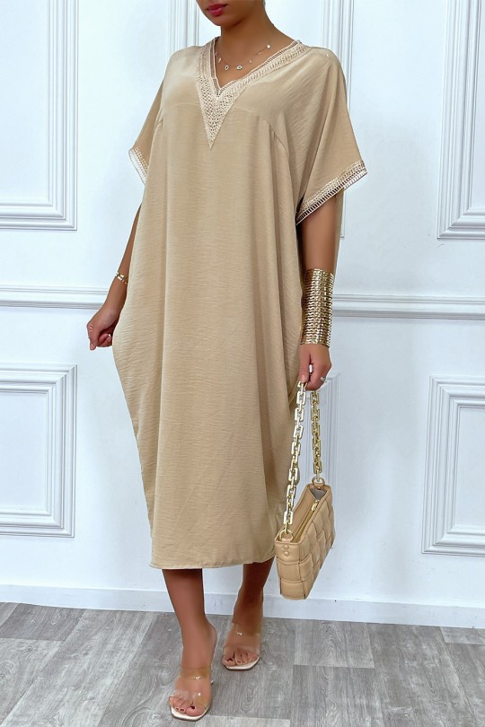 Longue robe tunique ample en beige avec dentelle au col et aux manches - 3
