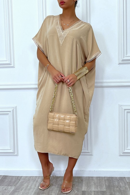 Longue robe tunique ample en beige avec dentelle au col et aux manches - 4