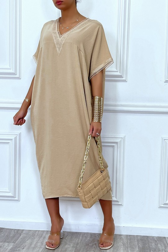 Longue robe tunique ample en beige avec dentelle au col et aux manches - 5